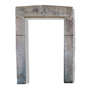 Portal antigo em pedra. Época de 1800.